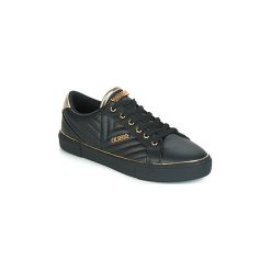 Buty Guess GROOVIE. Czarne trampki i tenisówki damskie marki Guess, z aplikacjami, bez zapięcia. Za 419,00 zł.