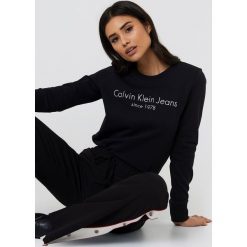 Bluzy damskie: Calvin Klein Bluza Halia Institutional Crew Neck – Black