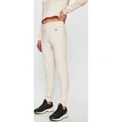 Guess Jeans - Spodnie. Różowe spodnie damskie marki Guess Jeans, s, z bawełny. Za 259,90 zł.
