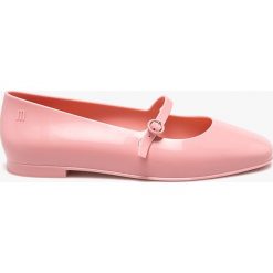 Melissa - Baleriny Believe. Różowe baleriny damskie Melissa, bez wzorów, z materiału, bez obcasa. W wyprzedaży za 119,90 zł.