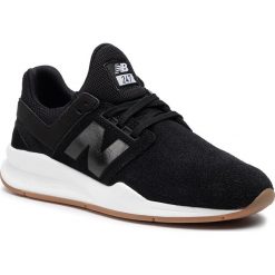 Sneakersy NEW BALANCE - WS247CI Czarny. Czarne półbuty damskie New Balance, na co dzień, bez wzorów, z zamszu, bez obcasa, na płaskiej podeszwie, bez zapięcia. W wyprzedaży za 249,00 zł.