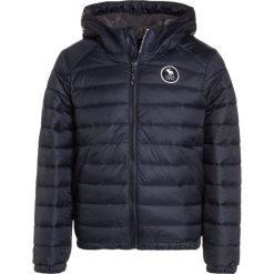 Abercrombie & Fitch PUFFER Kurtka zimowa navy. Niebieskie kurtki męskie marki Abercrombie & Fitch, na zimę, z nylonu. W wyprzedaży za 231,20 zł.
