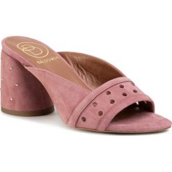 Klapki BALDOWSKI - D03039-4744-002 Zamsz Rosa Antica. Różowe klapki damskie Baldowski, z aplikacjami, ze skóry, bez obcasa, na obcasie. Za 429,00 zł.
