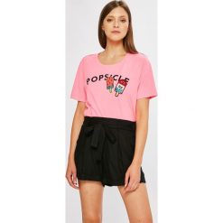 Only - Top Lia. Różowe topy damskie marki ONLY, s, z nadrukiem, z bawełny, z okrągłym kołnierzem. W wyprzedaży za 34,90 zł.