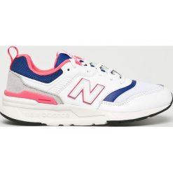 New Balance - Buty dziecięce. Białe trampki chłopięce New Balance, bez wzorów, ze skóry, sportowe, z okrągłym noskiem, na sznurówki. W wyprzedaży za 229,90 zł.