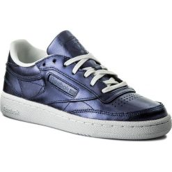 Buty Reebok - Club C 85 S Shine CM8687 Royal Dark Blue/White. Niebieskie półbuty damskie Reebok, bez wzorów, ze skóry, bez obcasa, na płaskiej podeszwie, bez zapięcia. W wyprzedaży za 219,00 zł.