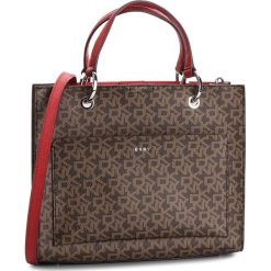 Torebka DKNY - Mott Med Tote Logo R82AJ593 Mocha Logo/Rog M68. Czerwone torebki klasyczne damskie DKNY, bez wzorów, ze skóry ekologicznej, klasyczne, duże, bez dodatków. W wyprzedaży za 489,00 zł.
