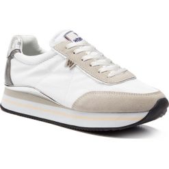 Sneakersy WRANGLER - Jungle Camo WL91532A White 051. Szare półbuty damskie marki Wrangler, z zamszu. Za 299,00 zł.