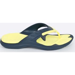 Crocs - Japonki. Niebieskie kapcie męskie Crocs, z materiału. W wyprzedaży za 99,90 zł.