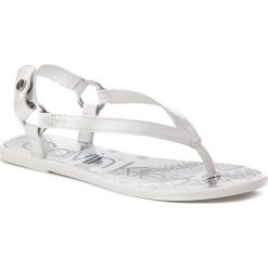Sandały CALVIN KLEIN - Julissa E8855 White. Białe klapki damskie Calvin Klein, bez wzorów, ze skóry, bez obcasa, na obcasie. W wyprzedaży za 279,00 zł.