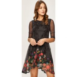 Desigual - Sukienka. Niebieskie sukienki damskie Desigual, na co dzień, s, bez wzorów, z elastanu, casualowe, z okrągłym kołnierzem, bez rękawów, mini, rozkloszowane. W wyprzedaży za 279,90 zł.