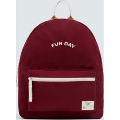 Bordowy plecak z napisem. Czerwone plecaki damskie marki Pull&Bear, z napisami. Za 79,90 zł.