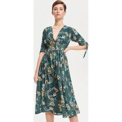 Sukienka midi w kwiaty - Zielony. Zielone sukienki damskie Reserved, w kwiaty, bez kołnierzyka, bez rękawów, midi. Za 139,99 zł.