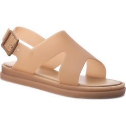 Sandały MELISSA - Free Ad 32214 Beige 01915. Brązowe klapki damskie Melissa, bez wzorów, z tworzywa sztucznego, bez obcasa. W wyprzedaży za 189,00 zł.