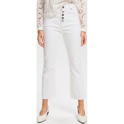 Białe jeansy flare - Biały. Białe jeansy damskie marki Reserved. Za 119,99 zł.