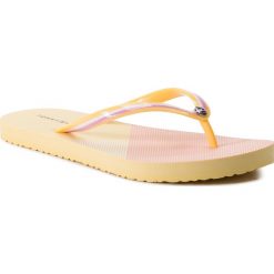 Japonki TOMMY HILFIGER - Flat Beach Sandal Stripe Print FW0FW04043 Golden Haze 731. Żółte klapki damskie TOMMY HILFIGER, bez wzorów, z tworzywa sztucznego, bez obcasa. W wyprzedaży za 59,00 zł.