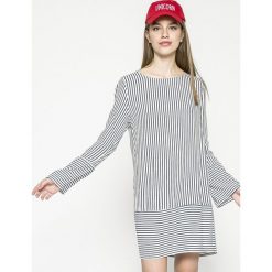 Vila - Sukienka Linetta. Białe długie sukienki damskie marki Vila, na co dzień, s, z wiskozy, casualowe, z dekoltem w łódkę, z długim rękawem, długie. W wyprzedaży za 79,90 zł.