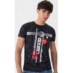 T-shirt z kosmicznym motywem - Czarny. Czarne t-shirty męskie marki House, s, bez wzorów, bez kołnierzyka. Za 49,99 zł.