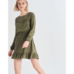 Sukienka z falbaną - Khaki. Brązowe sukienki damskie Sinsay, s, bez wzorów, bez kołnierzyka, bez rękawów. Za 59,99 zł.