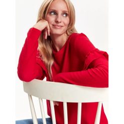 SWETER DAMSKI DŁUGI RĘKAW Z FALBANĄ. Czerwone swetry klasyczne damskie marki Top Secret, na zimę, z dzianiny, eleganckie. W wyprzedaży za 39,99 zł.