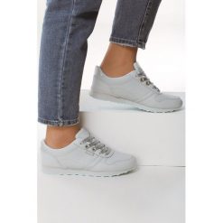 Szare Buty Sportowe Conjuration. Szare buty sportowe damskie Born2be, z aplikacjami, sportowe. Za 79,99 zł.