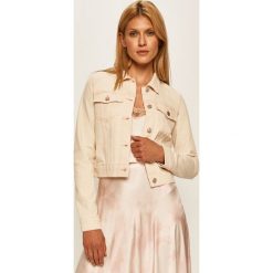 Guess Jeans - Kurtka jeansowa. Białe kurtki damskie Guess Jeans, s, z aplikacjami, z elastanu, krótkie. W wyprzedaży za 539,90 zł.