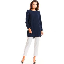 Granatowa Elegancka Asymetryczna Koszula z Krytym Zapięciem. Niebieskie bluzki damskie Molly.pl, na co dzień, s, bez wzorów, eleganckie, z okrągłym kołnierzem, z długim rękawem. Za 118,90 zł.