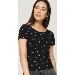 T-shirt z wycięciem na plecach - Czarny. Czarne t-shirty damskie Sinsay, l, z dekoltem na plecach. W wyprzedaży za 19,99 zł.