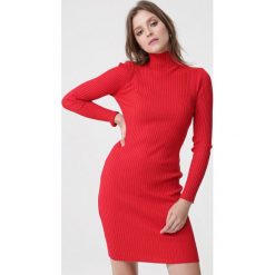 Czerwona Sukienka Inch. Czerwone sukienki damskie Born2be, na zimę, s, bez wzorów, z dzianiny, eleganckie, z golfem, bez rękawów, długie, mini, dopasowane. Za 99,99 zł.