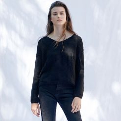 Sweter z dekoltem w szpic -. Swetry damskie Sinsay, s, bez wzorów, bez rękawów, bez kaptura. Za 49,99 zł.