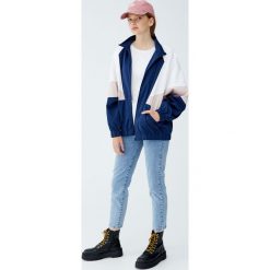 Wiatrówka z kolorowymi panelami. Niebieskie kurtki damskie Pull&Bear, bez wzorów, bez kaptura. Za 99,90 zł.