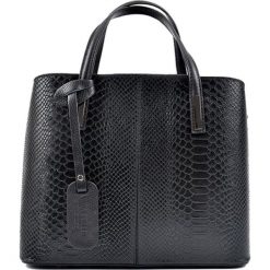 Skórzana torebka w kolorze czarnym - (S)31 x (W)25,5 x (G)14 cm. Czarne torebki klasyczne damskie marki Wiosenny MUST HAVE, w paski, ze skóry, na ramię, bez dodatków. W wyprzedaży za 269,95 zł.