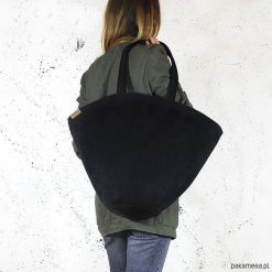 Shelly bag czarna torba nubuk syntetyczny vegan. Czarne torebki klasyczne damskie Pakamera, w paski, z nubiku. Za 165,00 zł.