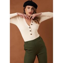NA-KD Trend Sweter z guzikami - Offwhite. Białe swetry klasyczne damskie marki NA-KD Trend, z nadrukiem, z jersey, z okrągłym kołnierzem. Za 141,95 zł.