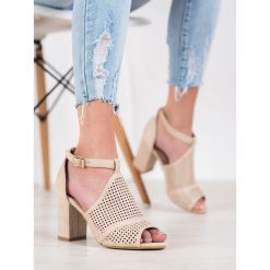 Eleganckie aŻurowe sandaŁy. Sandały damskie SMALL SWAN, bez wzorów, z zamszu, eleganckie, bez obcasa, bez zapięcia. Za 119,90 zł.