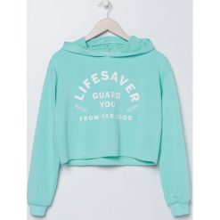 Bluza typu crop z nadrukiem -. Bluzy damskie Sinsay, s, z nadrukiem, bez rękawów, bez kaptura. W wyprzedaży za 19,99 zł.
