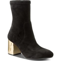 Botki TOMMY HILFIGER - Melis 1D FW0FW02134 Black 990. Czarne botki damskie na obcasie marki TOMMY HILFIGER, z materiału, z okrągłym noskiem. Za 599,00 zł.