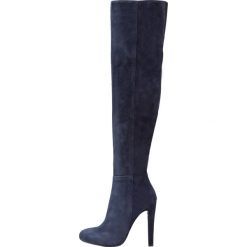 MAI PIÙ SENZA Kozaki na obcasie dark blue. Niebieskie kozaki damskie marki Mai Piu Senza, z weluru, na obcasie. W wyprzedaży za 559,30 zł.
