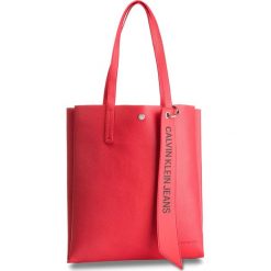 Torebka CALVIN KLEIN JEANS - Logo Banner Medium Shopper K40K400848 634. Czerwone torby damskie na zakupy marki Calvin Klein Jeans, bez wzorów, z jeansu, klasyczne, bez dodatków. Za 599,00 zł.