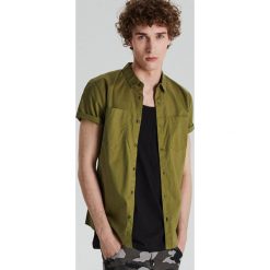Koszula z krótkim rękawem basic - Khaki. Brązowe koszule męskie Cropp, s, bez wzorów, bez kołnierzyka, z krótkim rękawem. Za 49,99 zł.