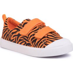 Trampki CLARKS - City Bright T 261490997 Tiger Print. Pomarańczowe półbuty dziewczęce Clarks, bez wzorów, z gumy, na rzepy. Za 139,00 zł.