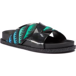 Klapki MELISSA - Energy + A La Garconne 32515 Black/Green 52235. Czarne klapki damskie Melissa, z aplikacjami, z tworzywa sztucznego, bez obcasa. W wyprzedaży za 229,00 zł.