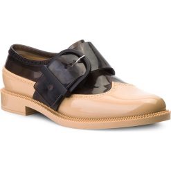 Półbuty MELISSA - Classic Brogue Special 32394 Beige/Black 51485. Brązowe półbuty damskie Melissa, na co dzień, z aplikacjami, z tworzywa sztucznego, bez obcasa, na obcasie, bez zapięcia. W wyprzedaży za 219,00 zł.