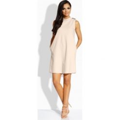 L198 Kobieca luźna sukienka z ozdobnymi guzikami beżowy beżowy. Brązowe sukienki damskie Tagless, m, bez wzorów, z elastanu, eleganckie, ze stójką, bez rękawów. Za 87,90 zł.