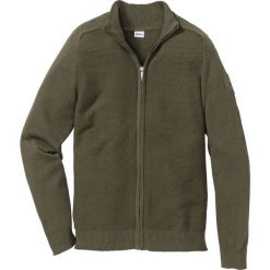 Sweter rozpinany z bawełny z recyclingu Regular Fit bonprix ciemnooliwkowy. Zielone kardigany męskie bonprix, l, z bawełny. Za 89,99 zł.