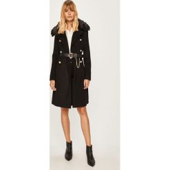 Guess Jeans - Płaszcz. Czarne kurtki damskie Guess Jeans, s, w paski, z poliesteru, klasyczne, bez kaptura. W wyprzedaży za 599,90 zł.