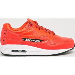 Nike Sportswear - Buty. Pomarańczowe buty sportowe damskie Nike Sportswear, bez wzorów, ze skóry, sportowe. W wyprzedaży za 429,90 zł.