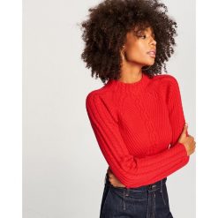 Dopasowany sweter - Czerwony. Czerwone swetry klasyczne damskie marki Reserved, s. W wyprzedaży za 39,99 zł.