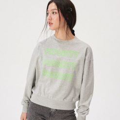 Bluza z neonowym napisem - Jasny szary. Bluzy damskie Sinsay. Za 39,99 zł.