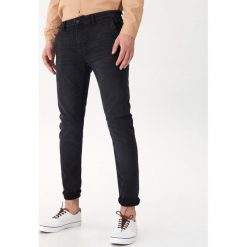 Jeansowe spodnie chino - Czarny. Spodnie męskie House. W wyprzedaży za 49,99 zł.